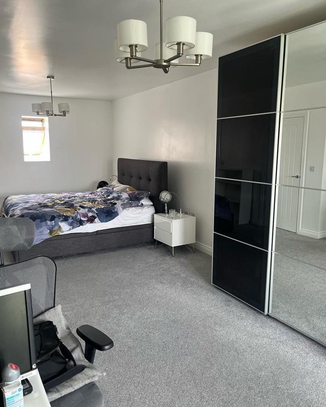 اتاق خواب مدرن خاکستری با وسایل ساده و شیک (ایده دکوراسیون اتاق خواب بزرگ)