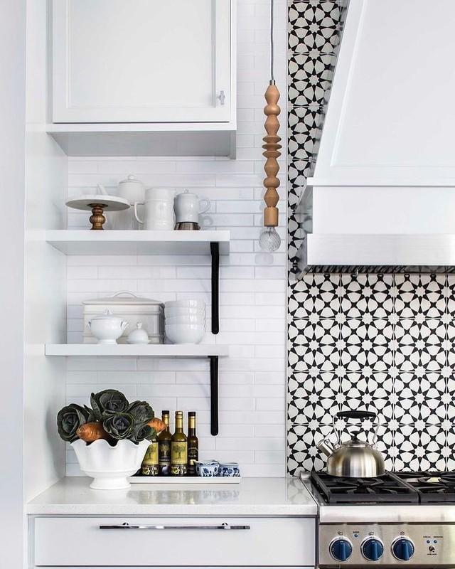 مدل بین کابینتی آشپزخانه سفید مشکی: بافت های ترکیبی با کنتراست کاشی میکرو