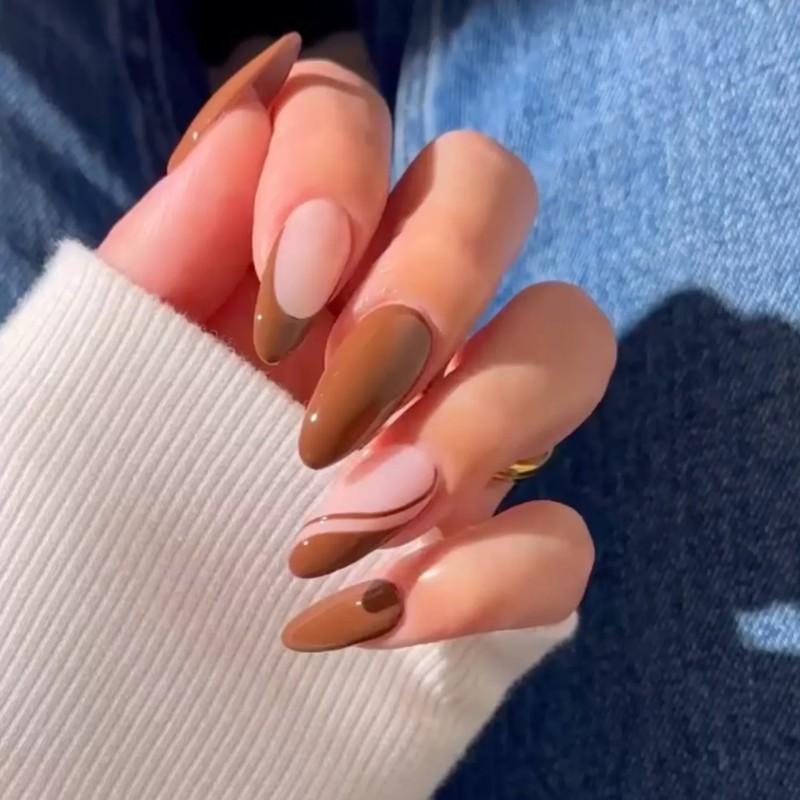 مدل ناخن ژل قهوه ای موکا با طرح مارپیچ