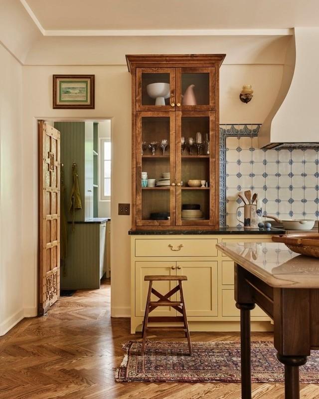 طراحی آشپزخانه به سبک اسپانیایی با کابینت های چوبی آنتیک