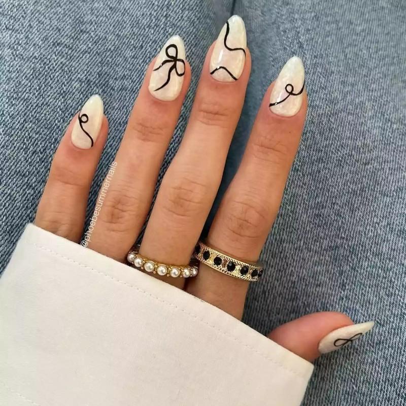 مدل ناخن ژل کروم سفید با جزئیات پاپیون مشکی