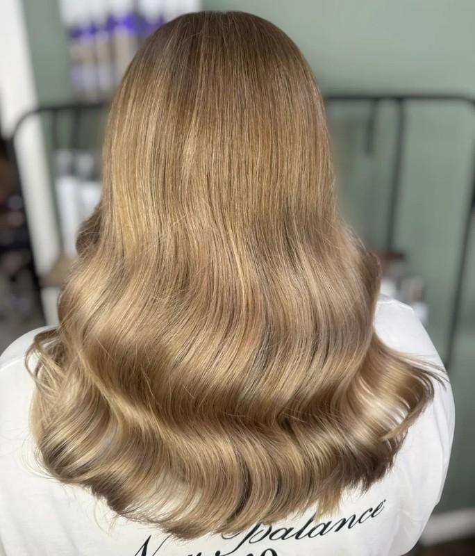 امواج کلاسیک تا روی شانه در رنگ قهوه ای عسلی روشن (رنگ مو قهوه ای عسلی طبیعی)