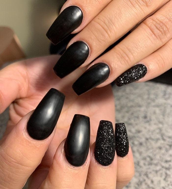مدل ناخن تابوتی مشکی: 6. Matte Black Coffin Nails with Textured Glitter Accent
