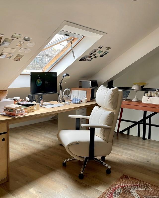 طراحی دفتر کار زیرشیروانی: Warm Oak Skylight Loft Office with Cream Ergonomic Chair