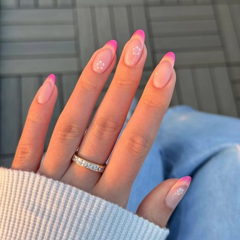 مدل فرنچ عمیق ناخن با لبه های آمبره صورتی به نود (کرم).