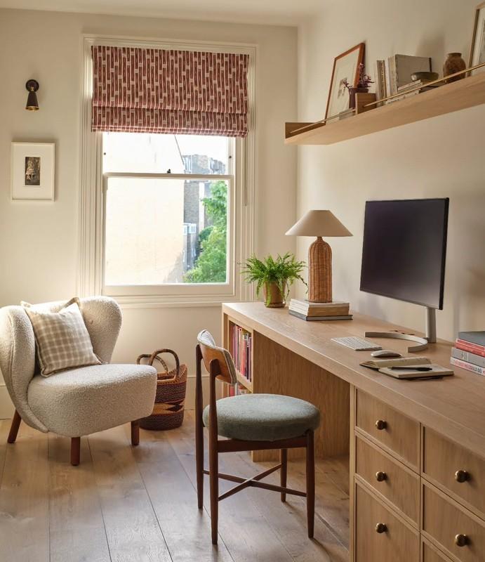 طراحی دفتر کار زیرشیروانی: Light Oak Loft Office with Tailored Roman Shade