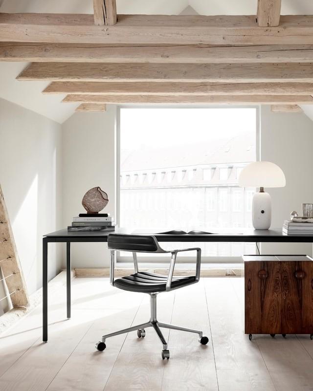 طراحی دفتر کار زیرشیروانی: Minimalist Loft Desk with Exposed Beams and Monochrome Palette