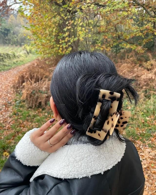 مدل موی پیچ خورده پایین با کلیپس در رنگ مشکی پرکلاغی (مدل موهای زمستانی)