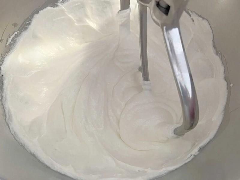مایه کیک برای طرز تهیه کیک مخملی توت فرنگی.