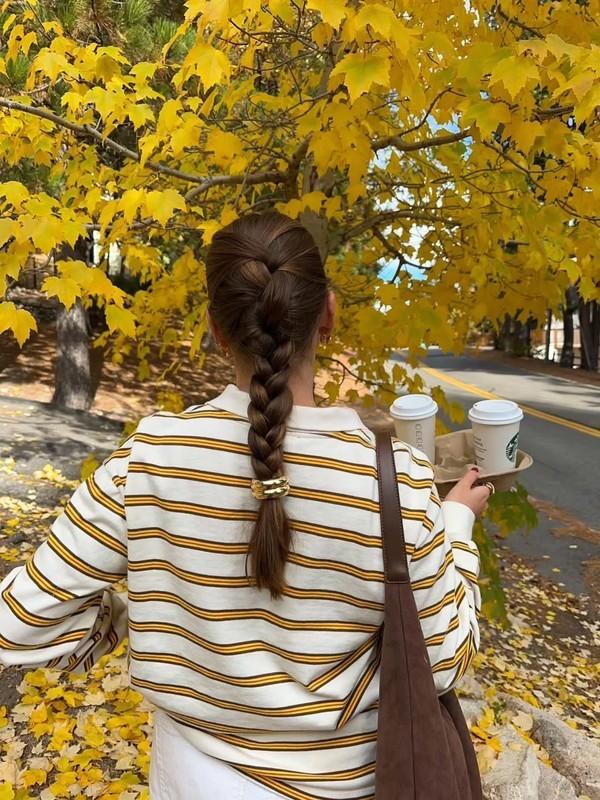 دم اسبی با تک بافت صاف در قهوه ای شکلاتی تیره، جدیدترین مدل مو پاییزه