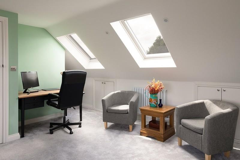 طراحی دفتر کار زیرشیروانی: Sage Accent Loft Office with Dual Skylights