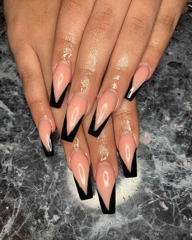 مدل ناخن تابوتی مشکی: 4. Nude Coffin Nails with Angular Black French Tips