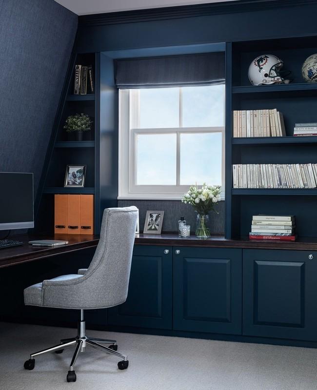 طراحی دفتر کار زیرشیروانی: Navy Built-In Loft Office with Library Shelving