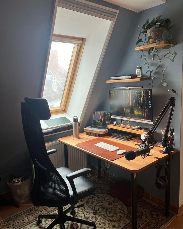 طراحی دفتر کار زیرشیروانی: Moody Blue Loft Office with Warm Wood Workstation