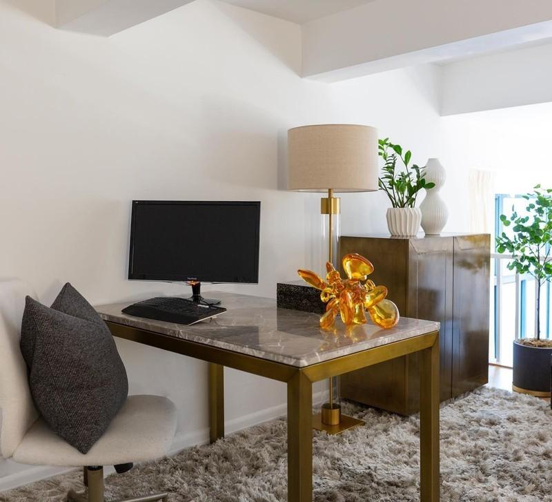 طراحی دفتر کار زیرشیروانی: Glam Loft Office with Marble and Brass Accents