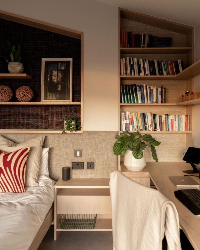 قفسه بندی بلوطی توکار با میز یکپارچه در رنگ های طبیعی | چیدمان میز کار اتاق خواب
