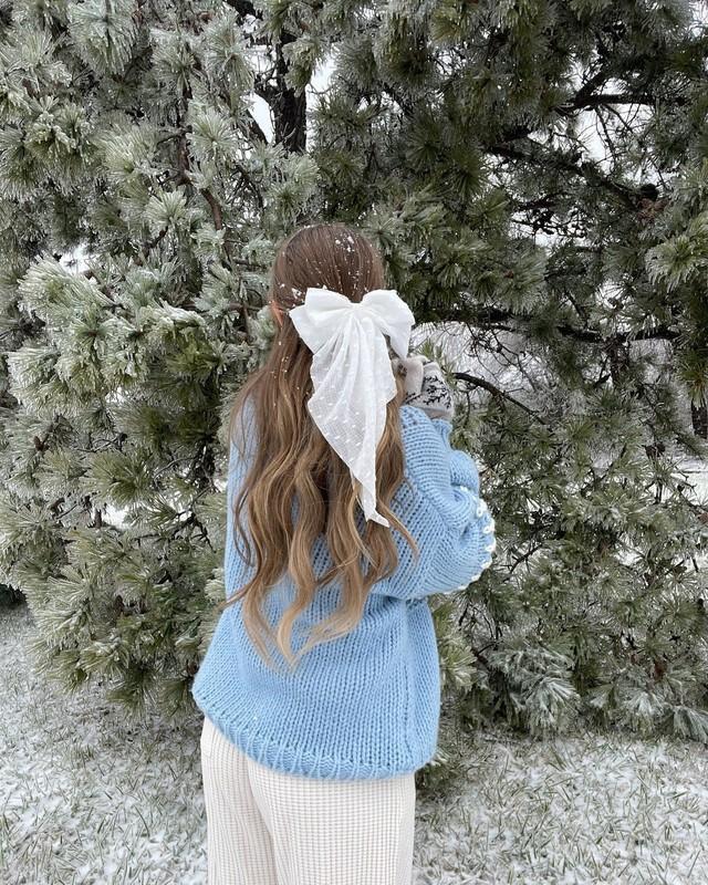موج های نیمه باز نرم با پاپیون حریر در رنگ قهوه ای روشن (مدل موهای زمستانی)