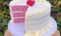 طرز تهیه کیک مخملی تمشک خانگی و خوشمزه با بافت نرم