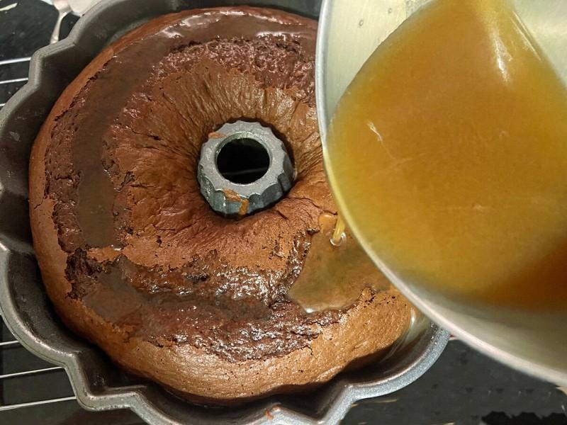 ریختن گلیز روی کیک شکلاتی بیلیز آسان.