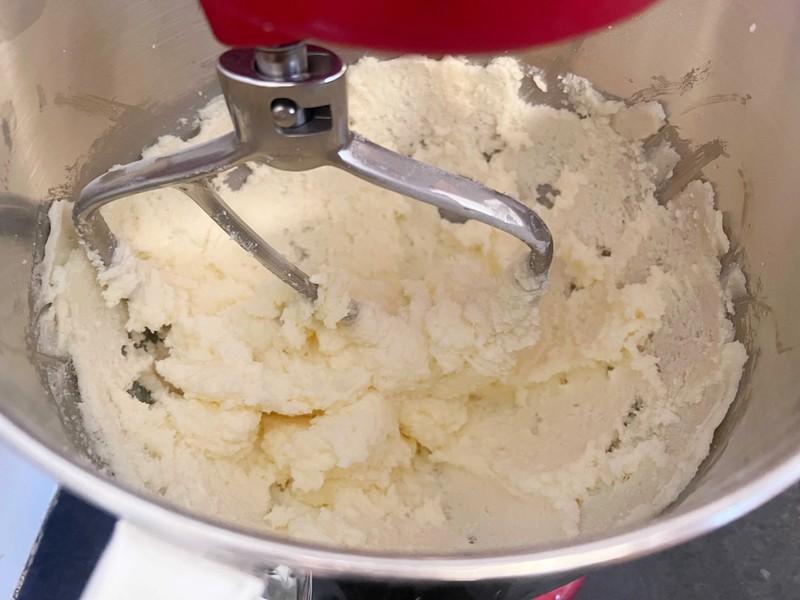 طرز تهیه کیک نارگیلی خامه ای - مخلوط کره و شکر.
