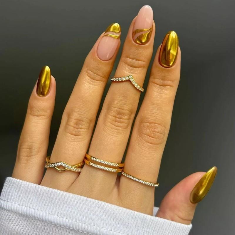 مدل فرنچ ناخن طلایی کروم با طرح های مارپیچ روی انگشت وسط و حلقه