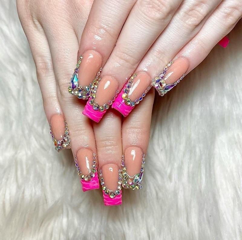 فرنچ کریستالی صورتی نئونی برای ناخن های گلدانی - مدل ناخن شیک با نگین