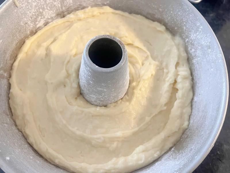 طرز تهیه کیک نارگیلی خامه ای - مایه پوند کیک نارگیلی با خامه در قالب.