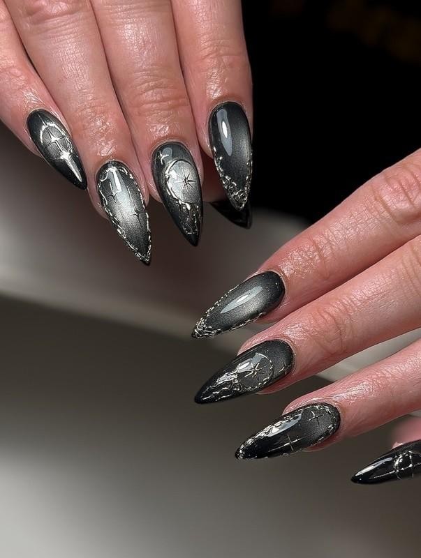 ناخن های استیلتو گوتیک کروم تیره با جزئیات کهکشانی - مدل ناخن نقره ای مشکی