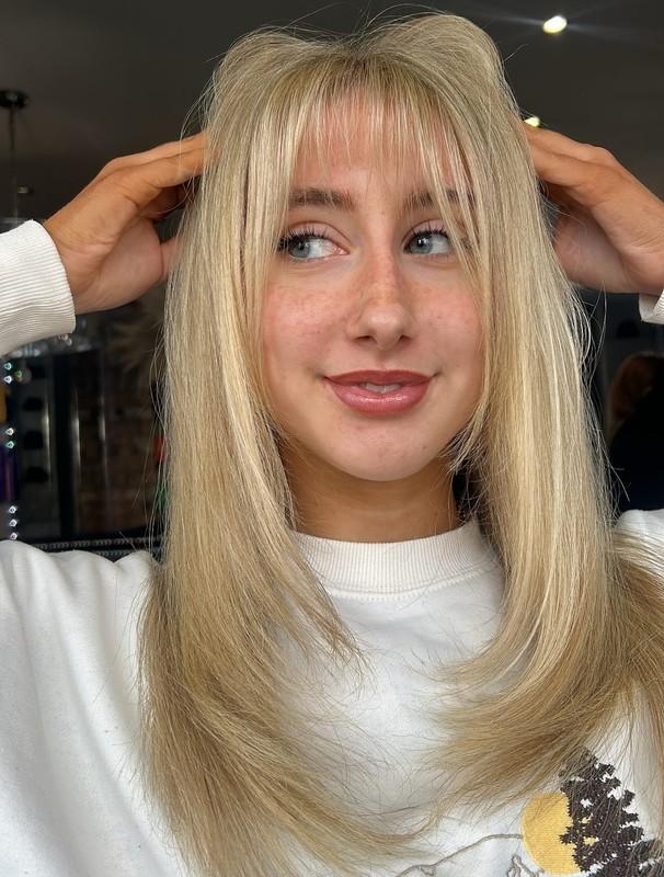 کوتاهی لایه لایه بلوند کرمی با چتری پرده ای سبک - مدل مو متوسط چتری