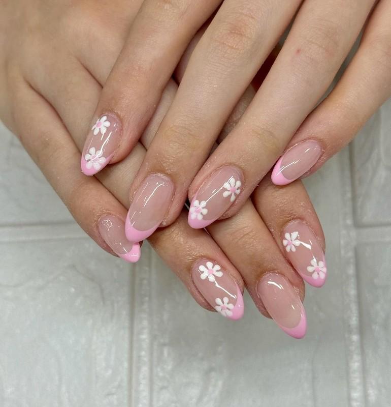 ناخن های فرنچ صورتی با گل های سفید ساده (مدل ناخن بهاری ساده)