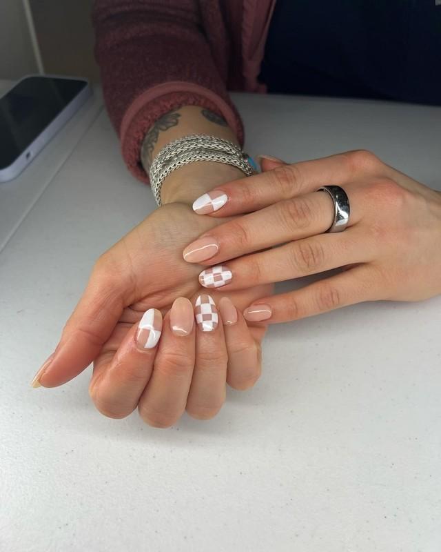 ناخن های بژ با طرح شطرنجی و انتزاعی - مدل ناخن بژ ملایم