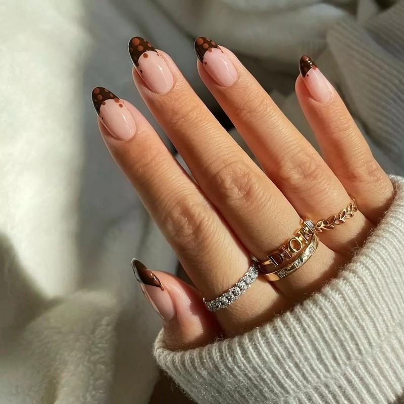 مدل مانیکور فرنچ تیره: فرنچ مانیکور قهوه ای با جزئیات نقطه ای