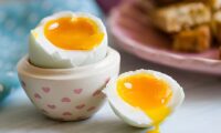 طرز تهیه تخم مرغ عسلی حرفه ای و زمان دقیق پخت آن