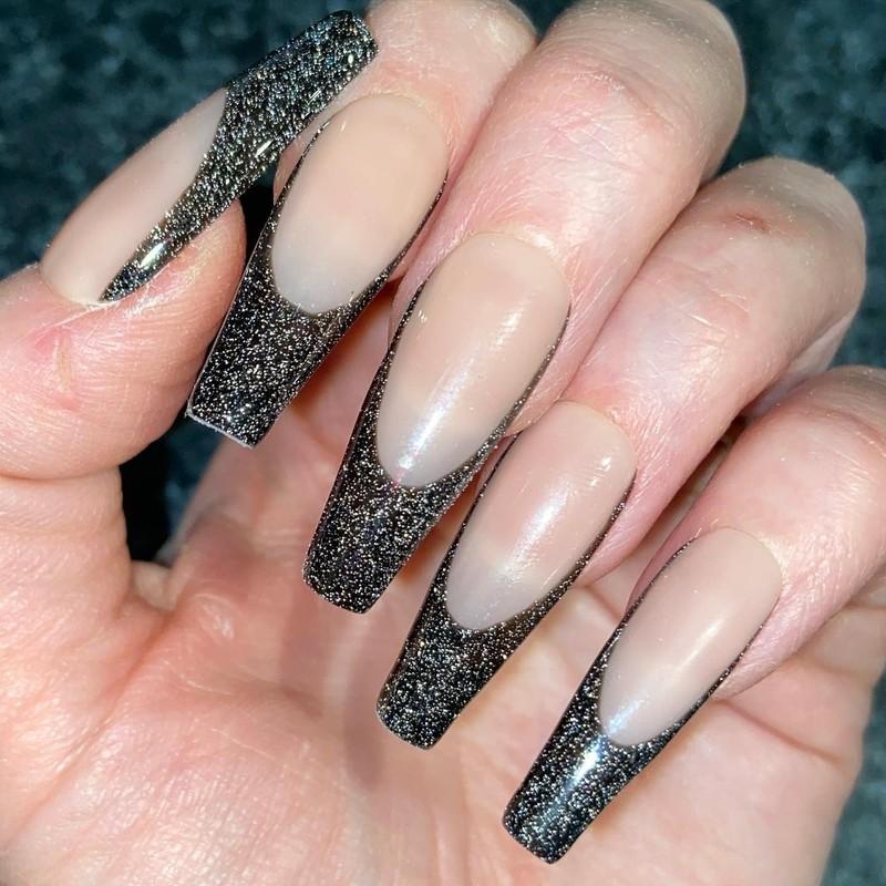 ناخن های تابوتی فرنچ با اکلیل مشکی (مدل فرنچ ناخن اکلیلی)