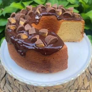 برش های کیک در طرز تهیه کیک کره بادام زمینی خوشمزه.