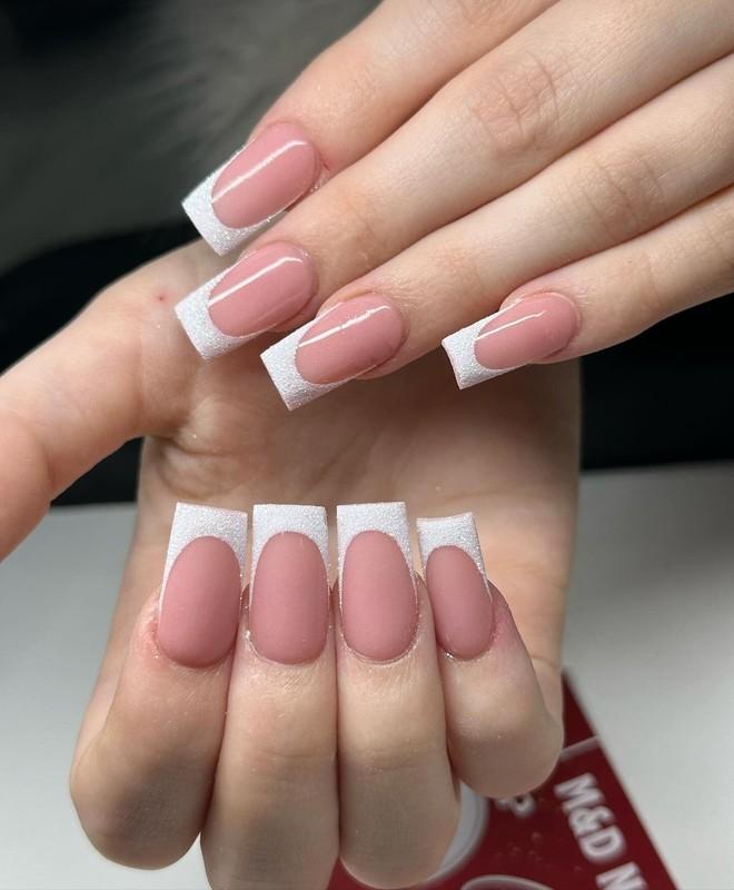 ناخن های مات صورتی ملایم با فرنچ اکلیلی (مدل فرنچ ناخن اکلیلی)