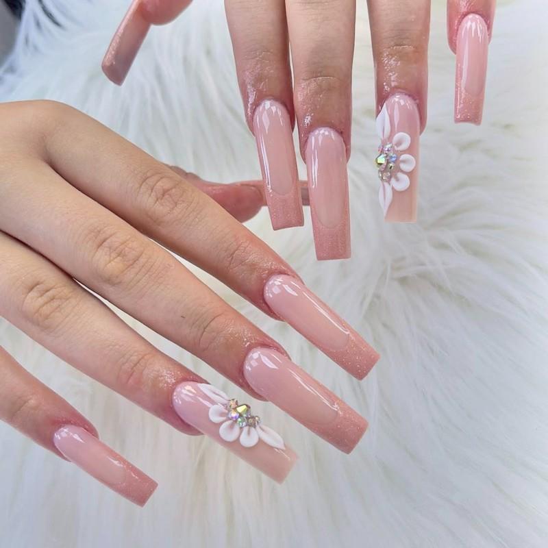 ناخن های تابوتی صورتی روشن با گل و اکلیل (مدل فرنچ ناخن اکلیلی)