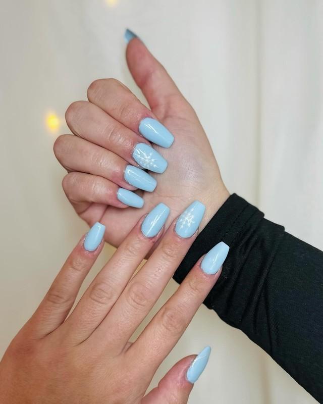 طرح ناخن زمستانی ساده تابوتی آبی پاستلی با طرح دونه برف