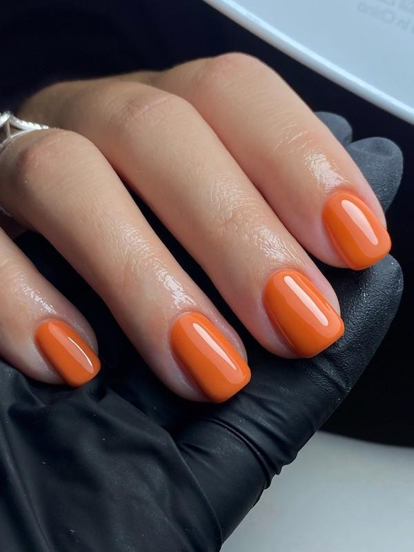 ناخن های کوتاه به رنگ نارنجی نارنگی براق (طرح ناخن کوتاه تابستانی)