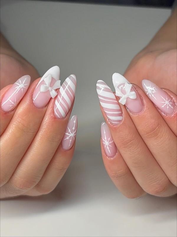 طرح ناخن زمستانی ساده آبنباتی صورتی با جزئیات پاپیون سه بعدی
