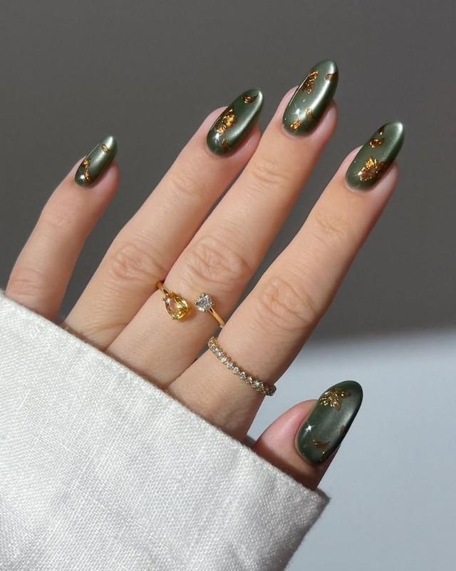 طراحی ناخن پاییزی آینه ای سبز با برگ طلایی