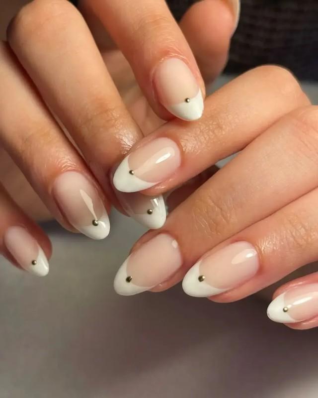 مانیکور مدل فرنچ ناخن سفید زیبا با طراحی نقطه طلایی