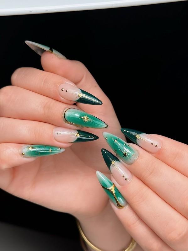 طراحی ناخن سبز و طلایی