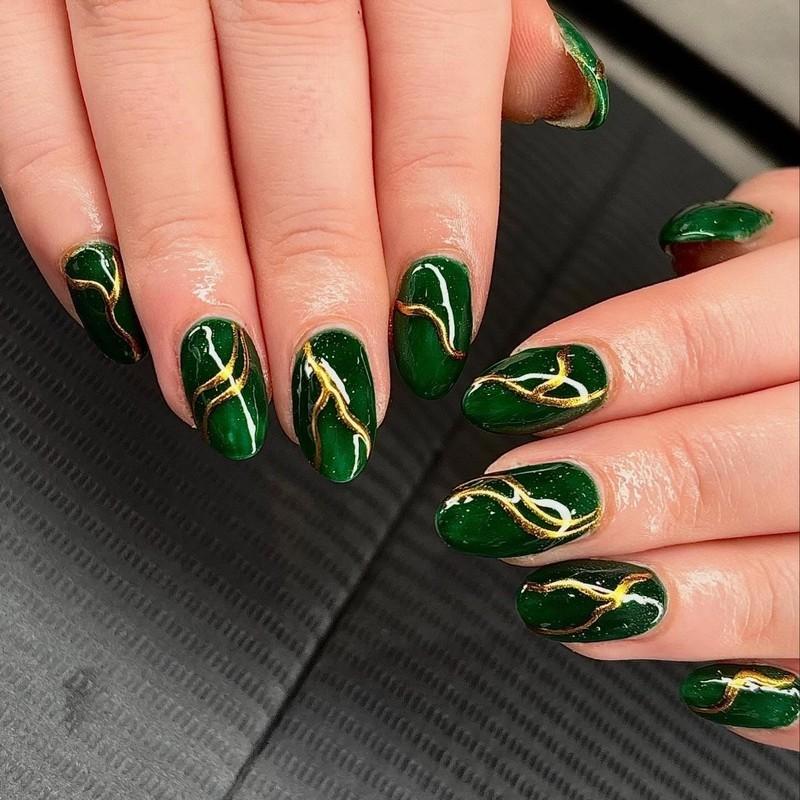 طراحی ناخن سبز و طلایی