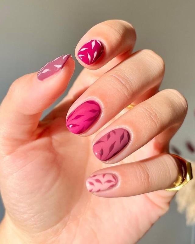 طراحی ناخن پاییزی صورتی کوتاه با طرح برگ