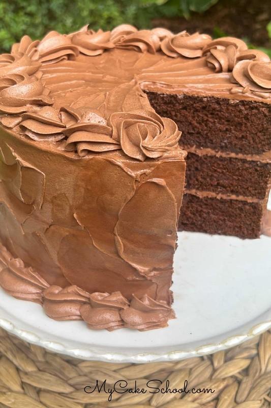 طرز تهیه کیک شکلاتی بدون گلوتن برش خورده روی پایه کیک.