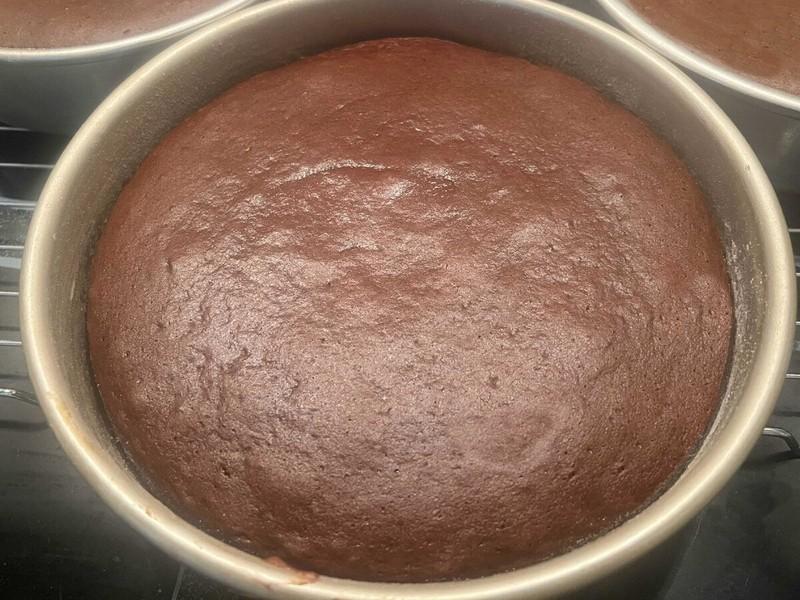 طرز تهیه کیک شکلاتی بدون گلوتن لایه های کیک که تازه پخته شده اند.