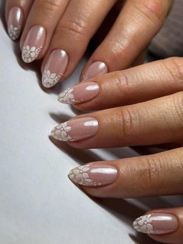 ناخن های مدل فرنچ ناخن سفید کوتاه با طراحی گلبرگ
