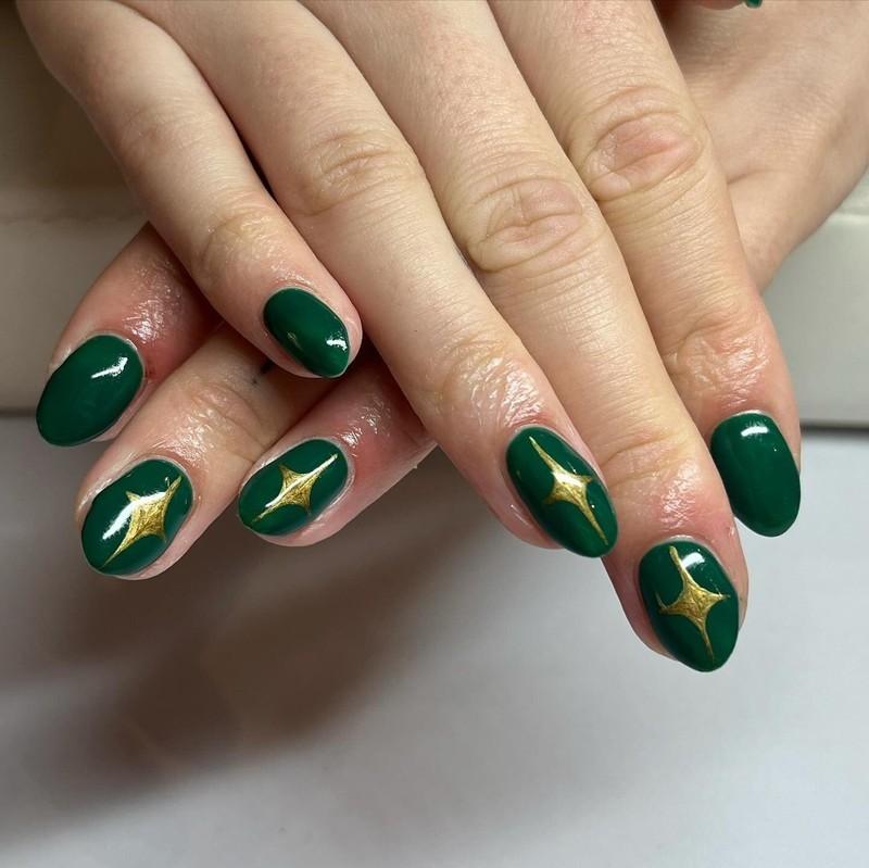 طراحی ناخن سبز و طلایی