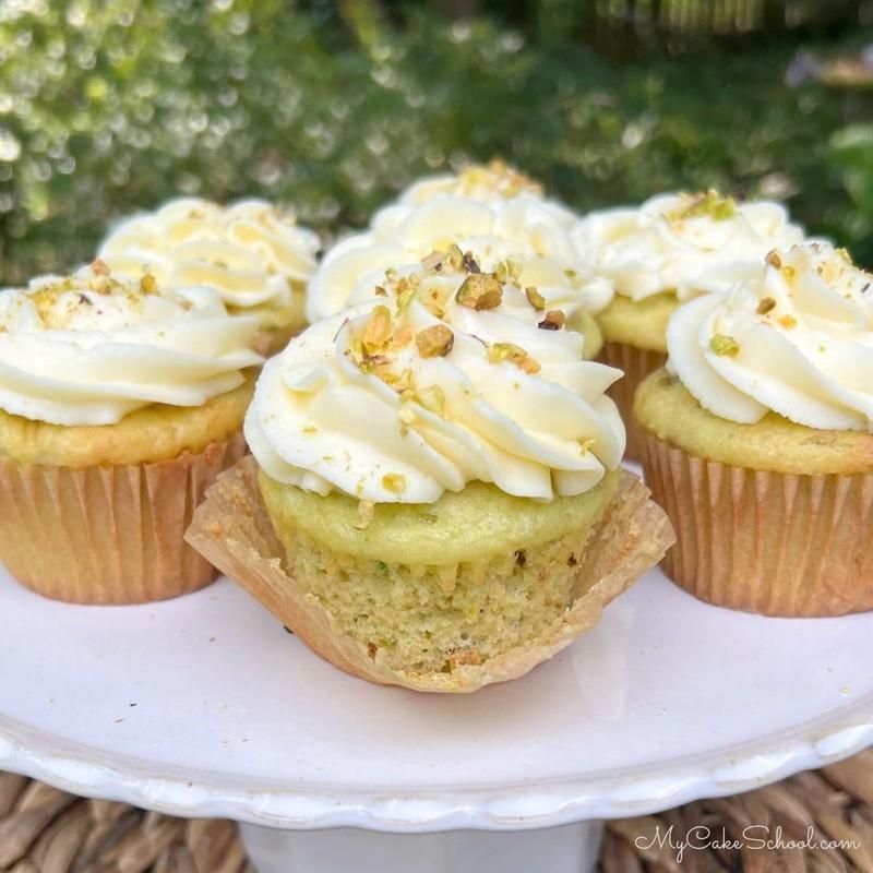 طرز تهیه کاپ کیک پسته تزئین شده.